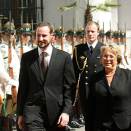 Chile presideanta Michelle Bachelet vuostáiválddii Ruvdnaprinsa Haakona go son bo&#273;ii almmola&#154; guossástallamii Chilii (Govva: Lise Åserud, Scanpix).